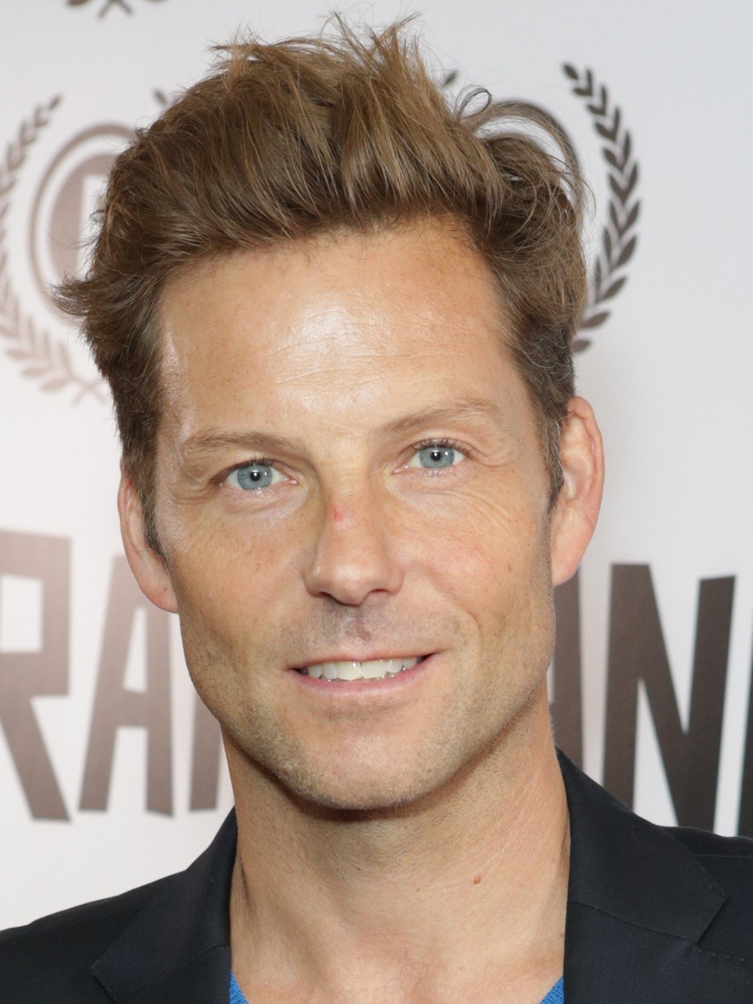 How tall is Jamie Bamber?